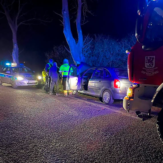 Wypadek na drodze midzy Kodrbiem a Domysowem. Kierowca osobwki uderzy w drzewo