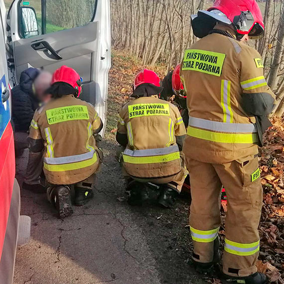  Na trasie Wrzosowo - Radawka kierowca tico zjecha z drogi i uderzy w drzewo! 2 osoby poszkodowane