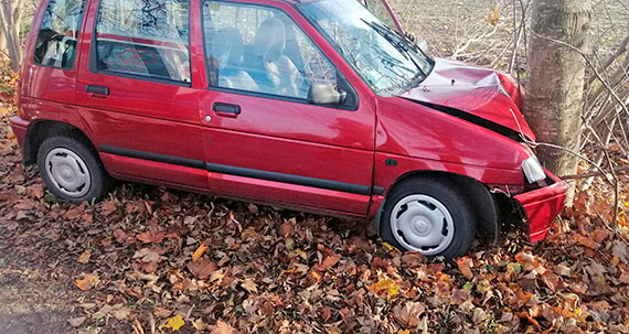  Na trasie Wrzosowo - Radawka kierowca tico zjecha z drogi i uderzy w drzewo! 2 osoby poszkodowane