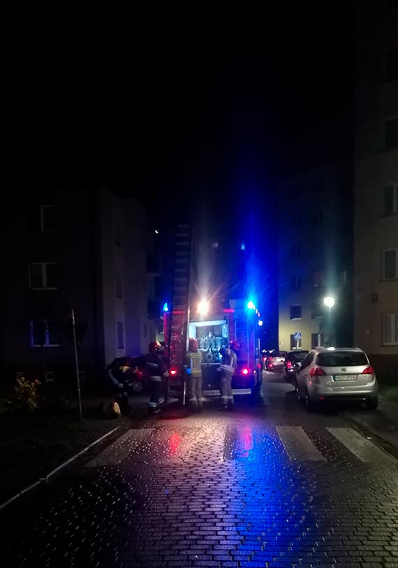 Policja wesza do mieszkania na Staromiejskiej w Kamieniu Pomorskim. Od matki opiekujcej si dziemi czu byo wo alkoholu