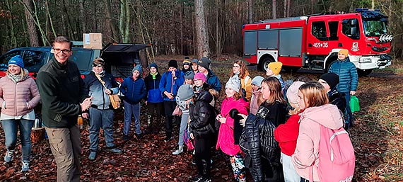 Wyj�tkowa inicjatywa. Stra�acy, Nadle�nictwo Mi�dzyzdroje oraz uczniowie ze szko�y w Ko�czewie wsp�lnie posadzili m�ode d�by