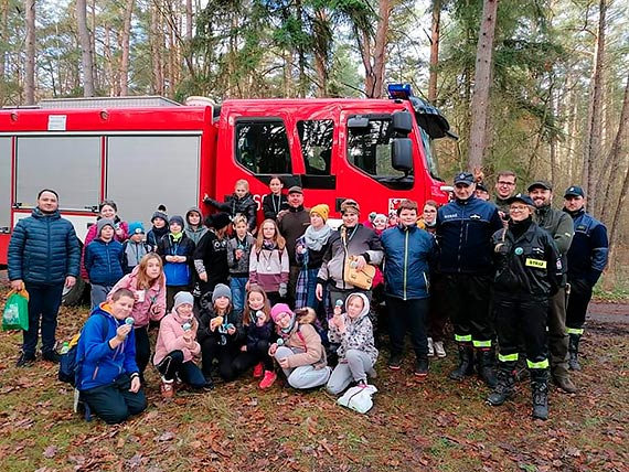 Wyj�tkowa inicjatywa. Stra�acy, Nadle�nictwo Mi�dzyzdroje oraz uczniowie ze szko�y w Ko�czewie wsp�lnie posadzili m�ode d�by