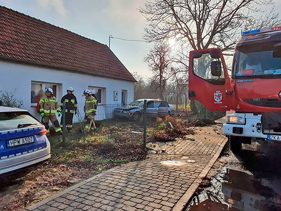 O w�os od tragedii w gminie Golczewo! Kierowca volvo wjecha� w dom!