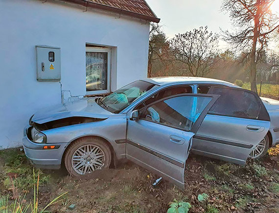 O w�os od tragedii w gminie Golczewo! Kierowca volvo wjecha� w dom!