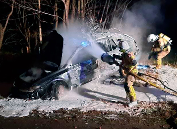 Samoch�d osobowy dachowa� i stan�� w p�omieniach! Kierowca najprawdopodobniej oddali� si� z miejsca zdarzenia