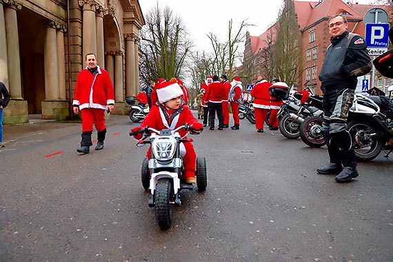 Motomikoaje przejechali przez Szczecin i zawieli prezenty dzieciakom