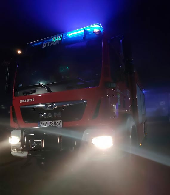 Zadymienie w bloku w wierznie. Na miejsce ruszyli straacy - ochotnicy