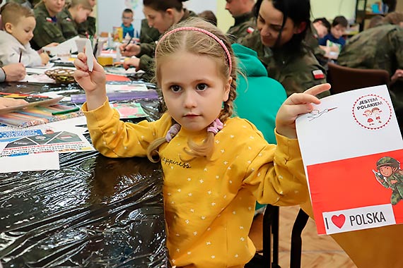 Murem za Polskim mundurem - dzieci z Dziwnowa wykonay laurki dla onierzy