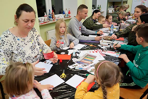 Murem za Polskim mundurem - dzieci z Dziwnowa wykonay laurki dla onierzy