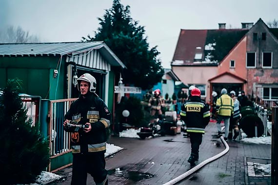 Poar w Koniewie. Ogie zaj gara obok domu mieszkalnego!