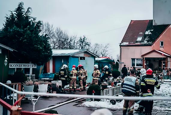 Poar w Koniewie. Ogie zaj gara obok domu mieszkalnego!