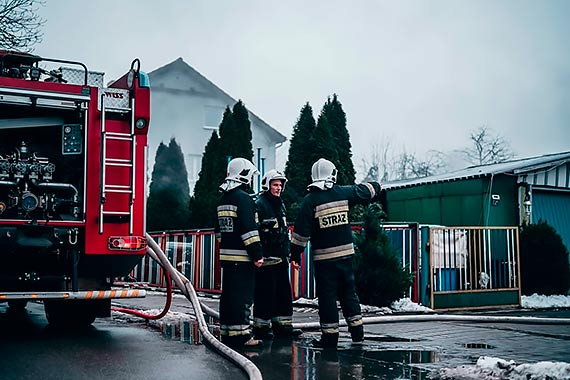 Poar w Koniewie. Ogie zaj gara obok domu mieszkalnego!