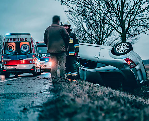 Na DK3 na wysokoci Rzeczyna kierujcy audi uderzy w drzewo! 25 - letnia kobieta przetransportowana migowcem do szpitala!