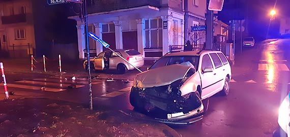 Na skrzyowaniu w Midzyzdrojach volkswagen zderzy si z audi. Jedna osoba trafia do szpitala