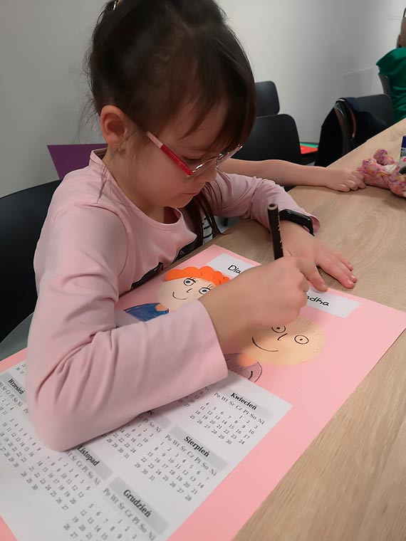 W �wietlicy �rodowiskowej w Dziwnowie dzieci przygotowa�y wspania�e laurki dla bab� i dziadk�w