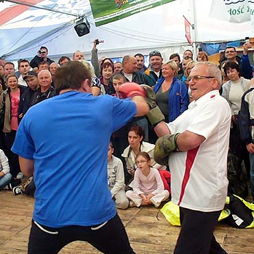 Dziwnów: Drugi dzień sportowych zabaw z mistrzami sportu