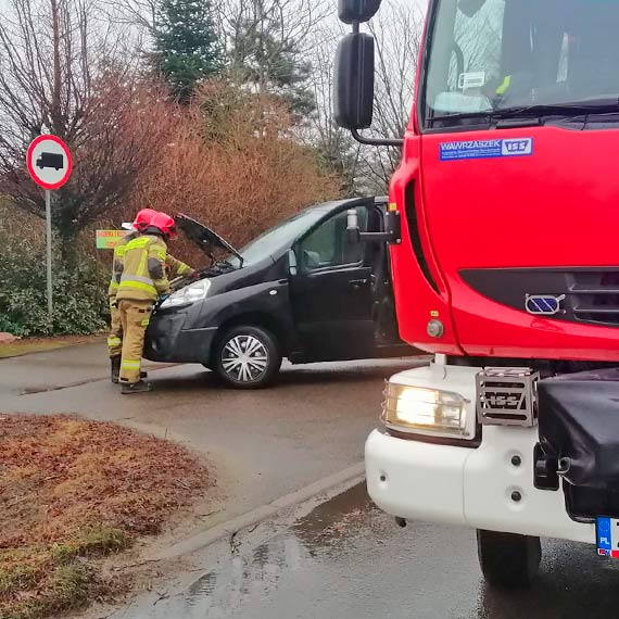 Zdarzenie drogowe na drodze z Wrzosowa do Dziwnwka. Pogotowie ratunkowe przyjechao do dziecka