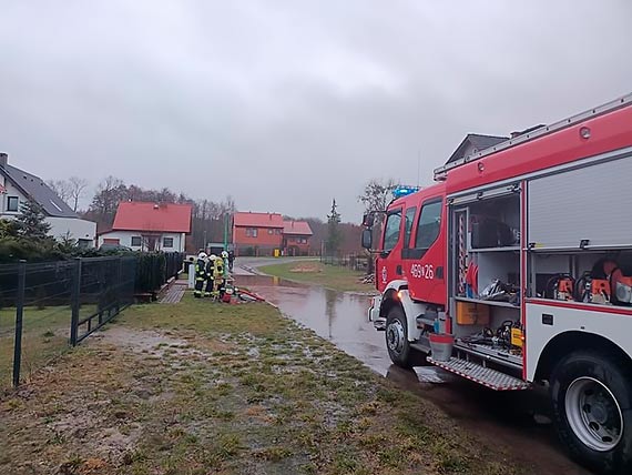 Straacy z Golczewa odpompowali wod z zalanej ulicy