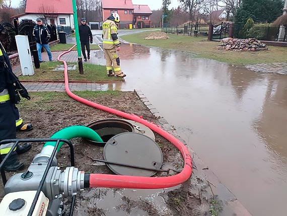 Straacy z Golczewa odpompowali wod z zalanej ulicy