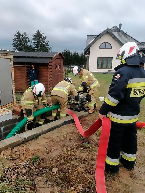 Straacy z Golczewa odpompowali wod z zalanej piwnicy