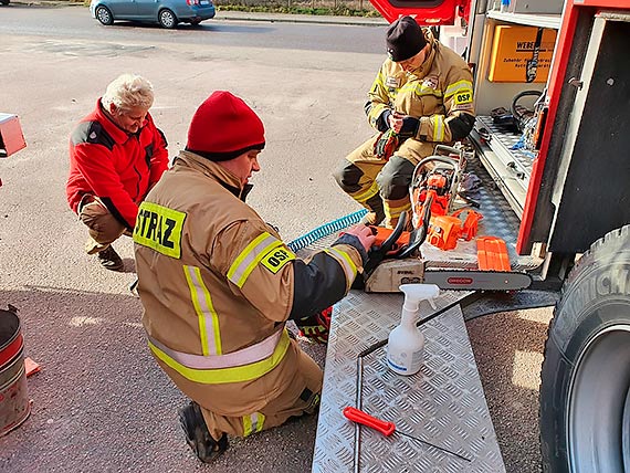 Gospodarcza sobota u straakw z Golczewa. Skontrolowali sprzt spalinowy i zamontowali nowe owietlenie do wozu straackiego