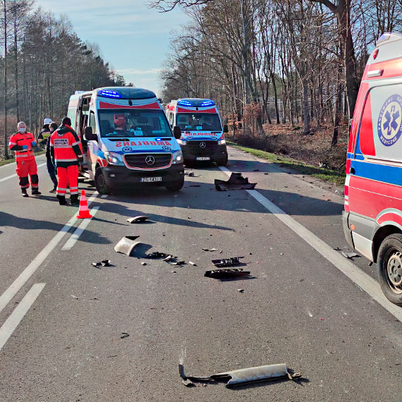 Na drodze z Midzyzdrojw do winoujcia samochd ciarowy zderzy si z osobwk. Malutkie dziecko trafio do szpitala. Zobacz film!