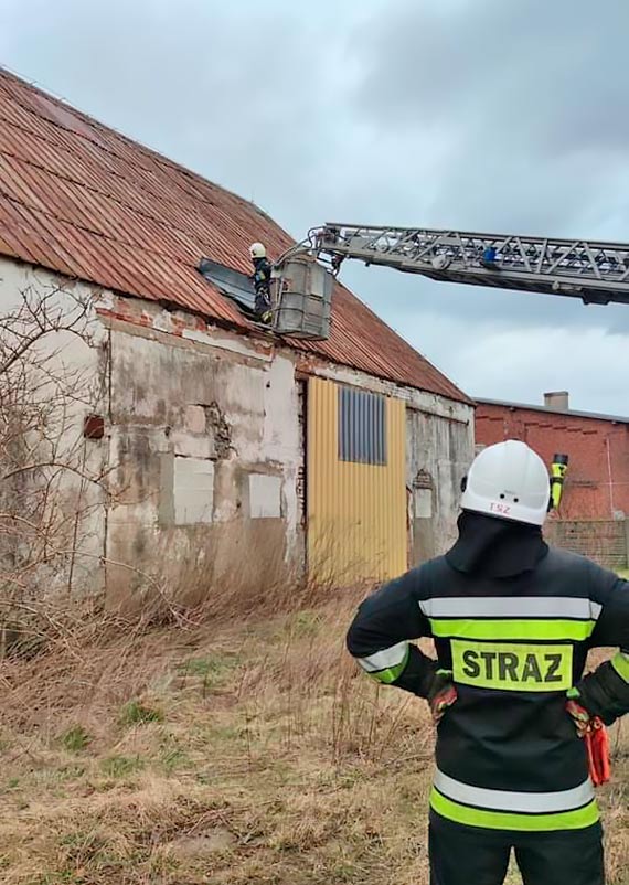 Uszkodzony dach w miejscowoci Ciesaw na pomoc ruszyli straacy z OSP wierzno