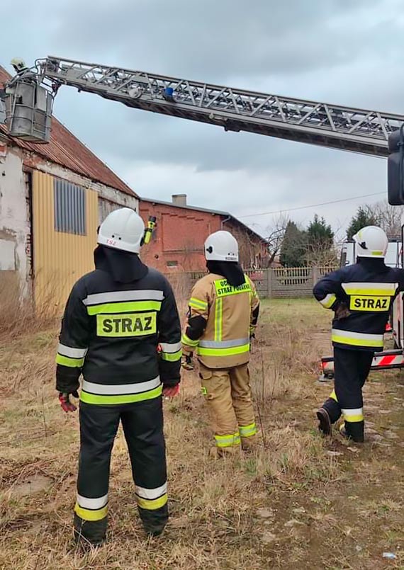 Uszkodzony dach w miejscowoci Ciesaw na pomoc ruszyli straacy z OSP wierzno