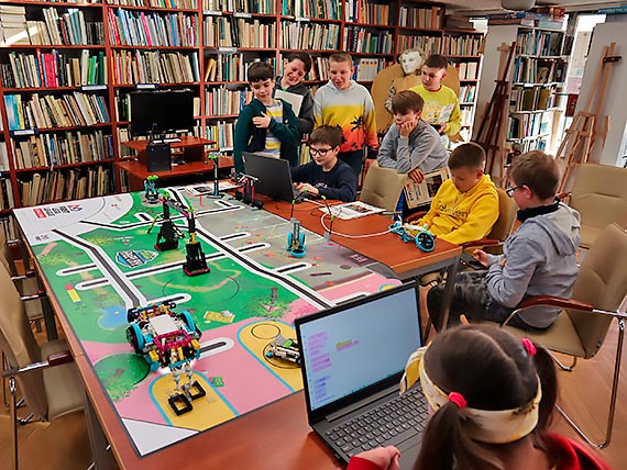 Robotyka w midzyzdrojskiej bibliotece – fina warsztatw ECDL e-Citizen i programowania LEGO SPIKE