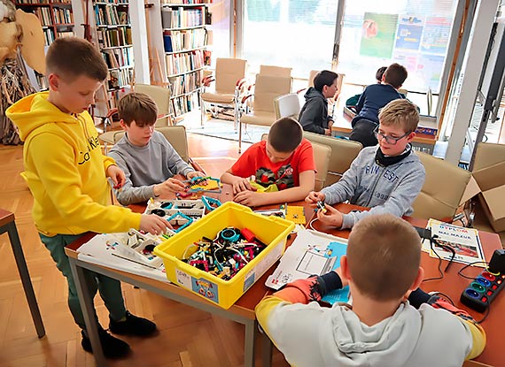 Robotyka w midzyzdrojskiej bibliotece – fina warsztatw ECDL e-Citizen i programowania LEGO SPIKE