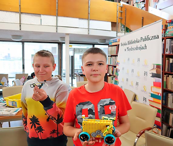 Robotyka w midzyzdrojskiej bibliotece – fina warsztatw ECDL e-Citizen i programowania LEGO SPIKE