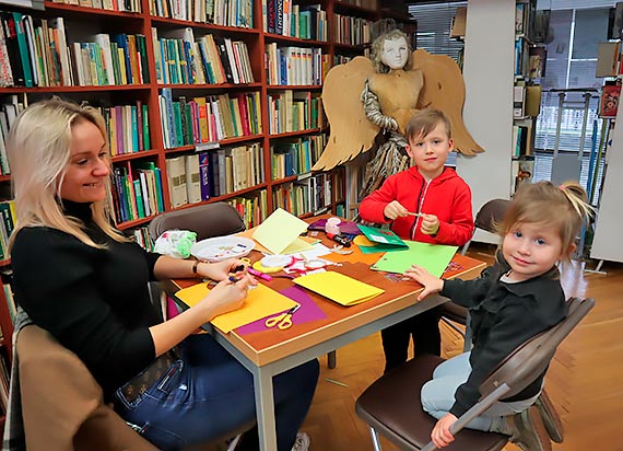 Wielkanocne kartki w midzyzdrojskiej bibliotece