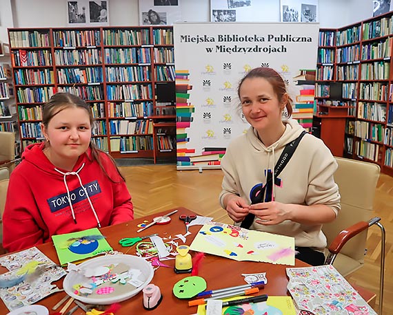 Wielkanocne kartki w midzyzdrojskiej bibliotece