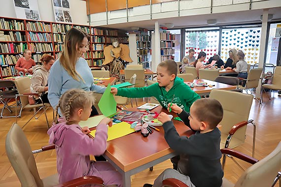 Wielkanocne kartki w midzyzdrojskiej bibliotece