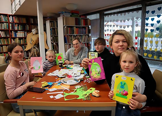 Wielkanocne kartki w midzyzdrojskiej bibliotece