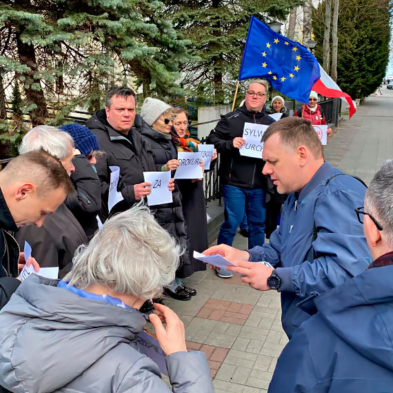 Cichy protest w obronie delegowanych prokuratorw. Protestujcy mieli ze sob transparent z napisem: Murem za prokuratorami. Zobacz film!