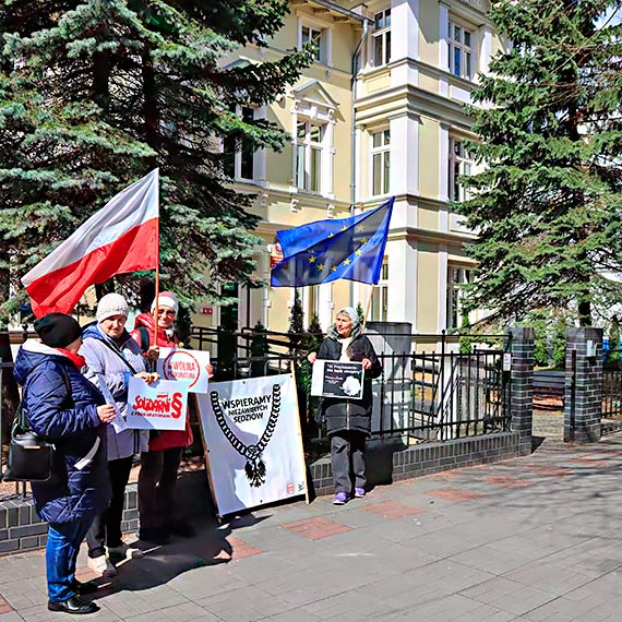 Cichy protest w obronie delegowanych prokuratorw. Protestujcy mieli ze sob transparent z napisem: Murem za prokuratorami. Zobacz film!