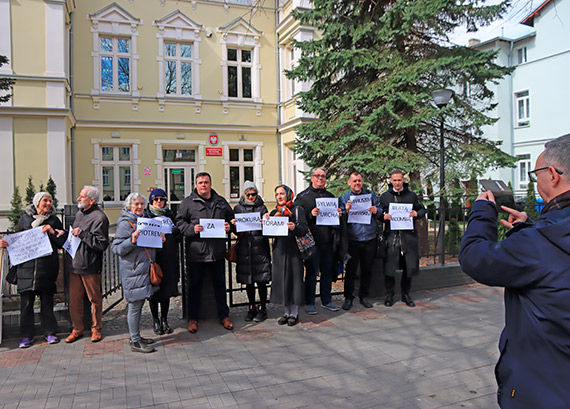 Cichy protest w obronie delegowanych prokuratorw. Protestujcy mieli ze sob transparent z napisem: Murem za prokuratorami. Zobacz film!