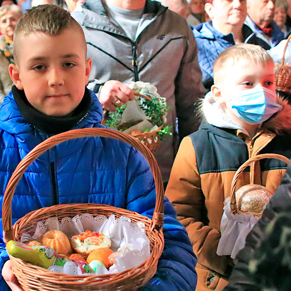 Mieszkacy tumnie ruszyli z koszyczkami ze wiconk