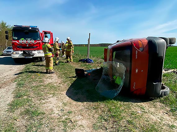 Kierowca daewoo matiz wypad z drogi i dachowa