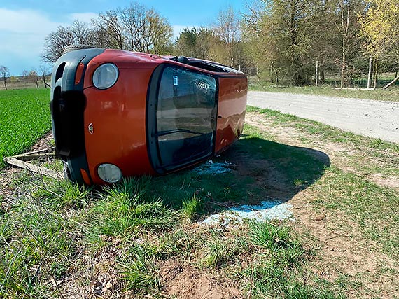 Kierowca daewoo matiz wypad z drogi i dachowa