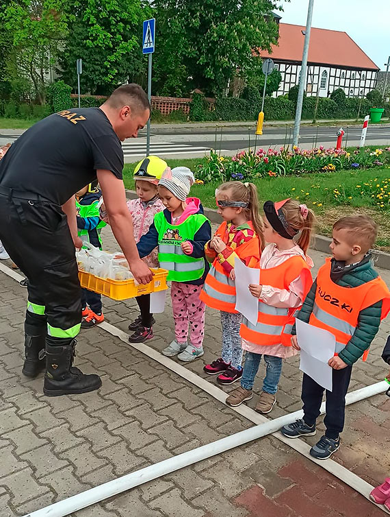 Wizyta przedszkolakw w Ochotniczej Stray Poarnej w wierznie