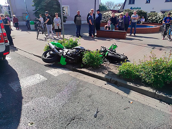 Strażacy z OSP Golczewo udzielili wsparcia poszkodowanemu motocykliście