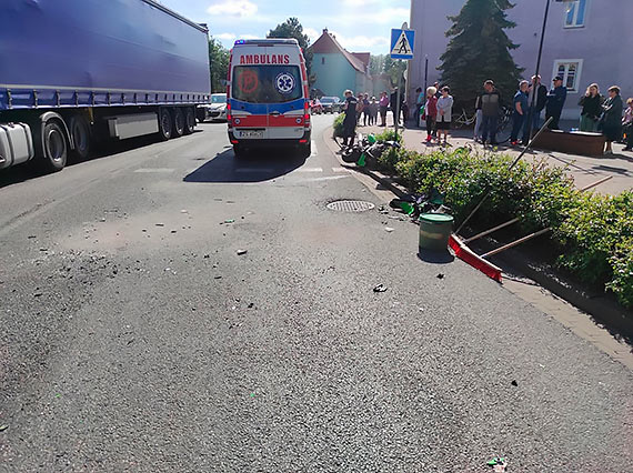 Straacy z OSP Golczewo udzielili wsparcia poszkodowanemu motocyklicie