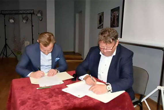 Wójtowie Radosław Drozdowicz i Adam Hausman podpisali umowę partnerską