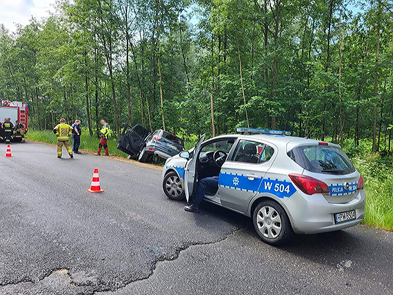  Straacy z OSP Wolin pomogli wycign samochd, ktry zjecha do rowu i zabezpieczyli przewrcon maszyn rolnicz