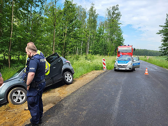  Straacy z OSP Wolin pomogli wycign samochd, ktry zjecha do rowu i zabezpieczyli przewrcon maszyn rolnicz