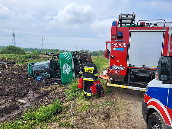  Straacy z OSP Wolin pomogli wycign samochd, ktry zjecha do rowu i zabezpieczyli przewrcon maszyn rolnicz