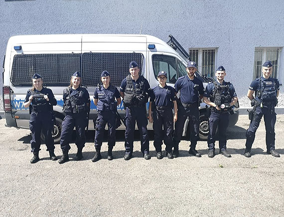Modzi policjanci w ramach adaptacji zawodowej patroluj ulice powiatu kamieskiego