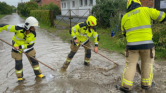 Zalana ulica w Koczewie - z pomoc ruszyli straacy z tutejszej OSP